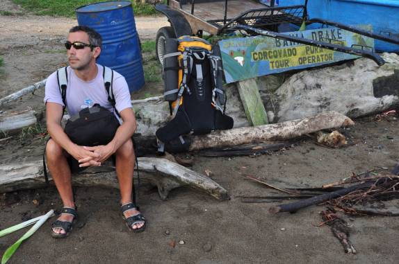 Em Bahía Drake, esperando o barco para o Parque Nacional Corcovado, na Península de Osa, no sul da Costa Rica